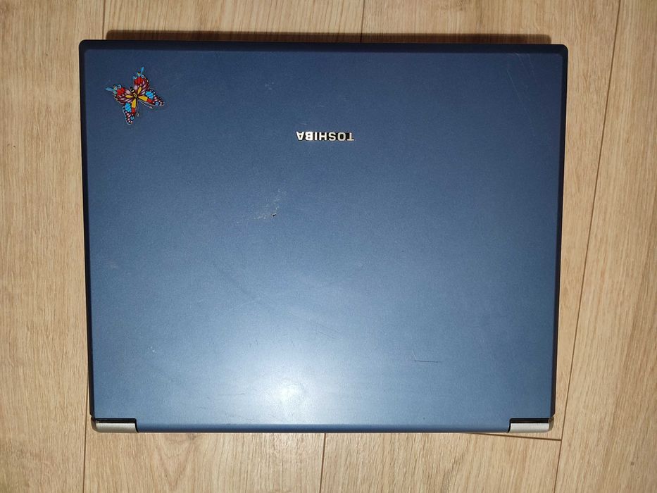 Retro laptop z 2003 roku Toshiba Satellite 2430 z procesorem Pentium 4