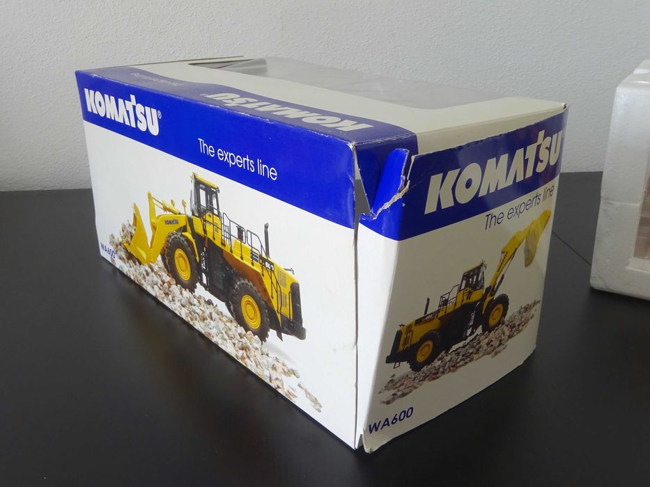 1:50 Universal Hobbies Komatsu WA600 Carregadora