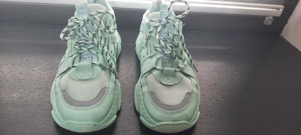 Кроссовки 24.5 см