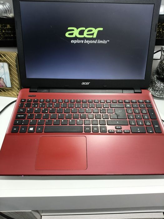 Portátil Acer vermelho bem estimado como novo