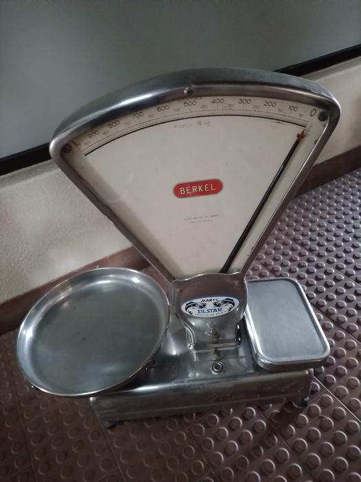 Balança  industrial em bom estado com 5 pesos