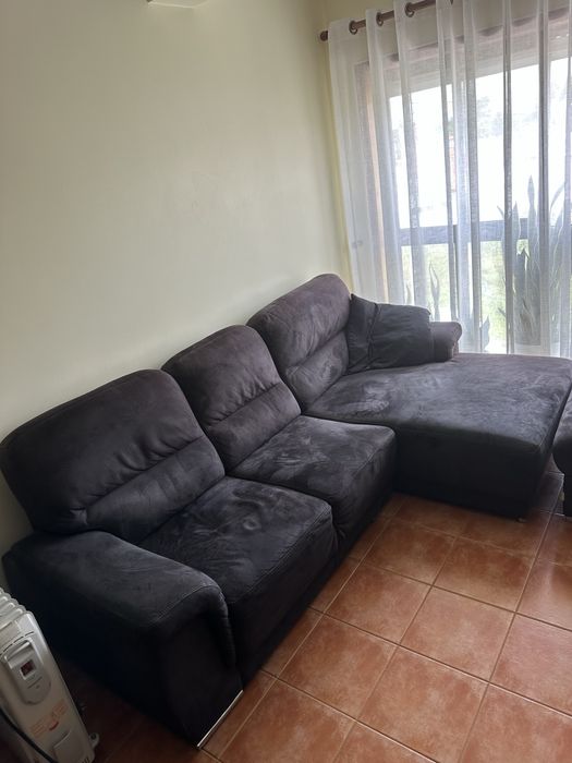 Sofá chaise longue espaçoso + pouf quadrado