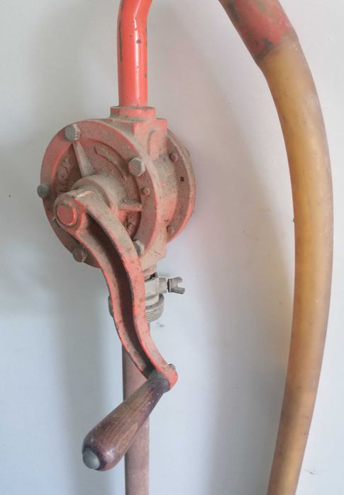 Bomba combustível de bidão, muito antiga