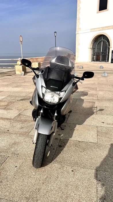 Honda Deauville NT700 procura novas aventuras