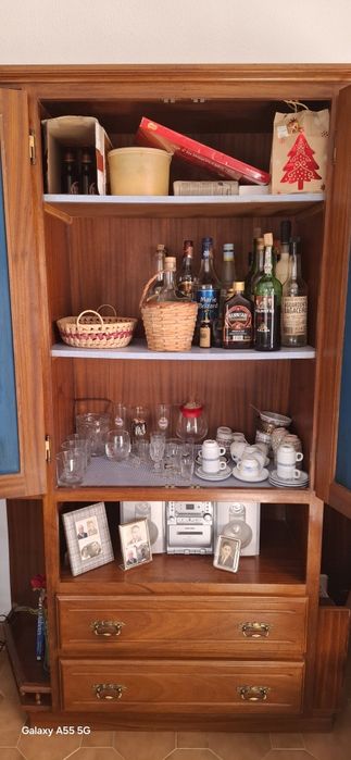 Estante em madeira cor cerejeira