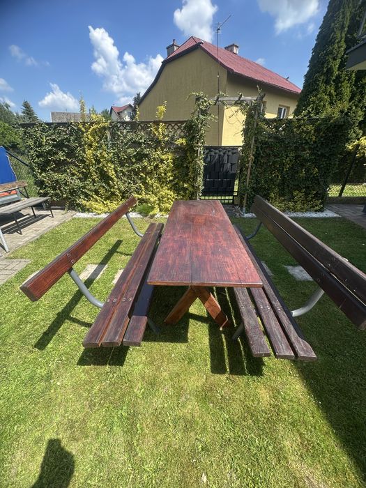 Stół z dwiema ławkami.