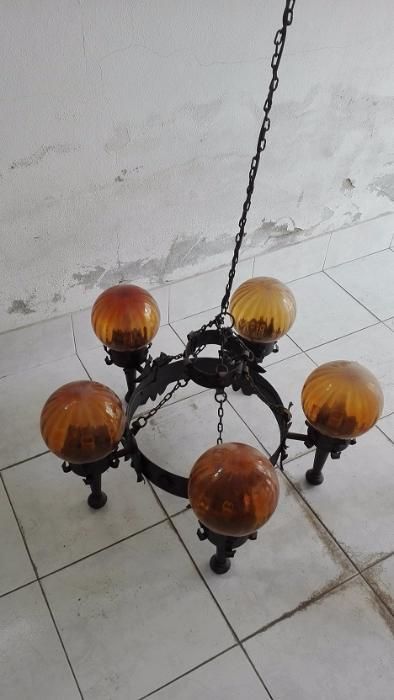 Candeeiros e cadeira