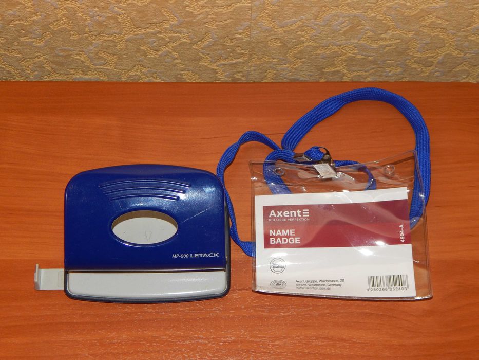 Дырокол дирокол канцелярский офисный новый для бумаг + бонус бейдж