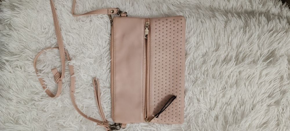 Mala de senhora à tiracolo