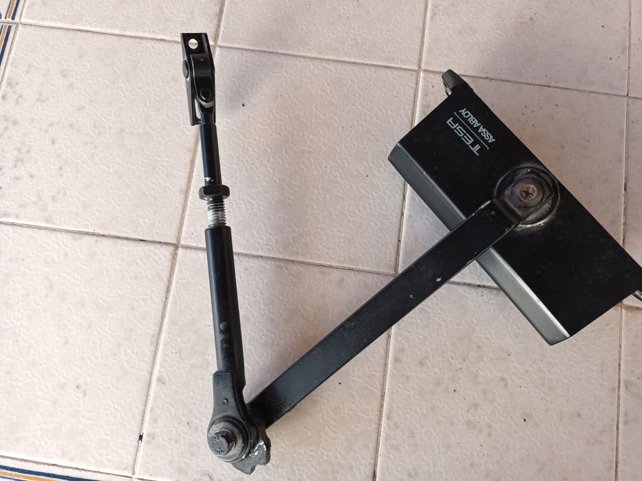Fecho de portas braço preto