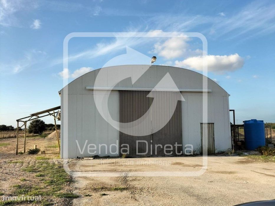 Terreno com 110.000 m2 junto à Nacional 10 - Com Armazém, Furo Lice...