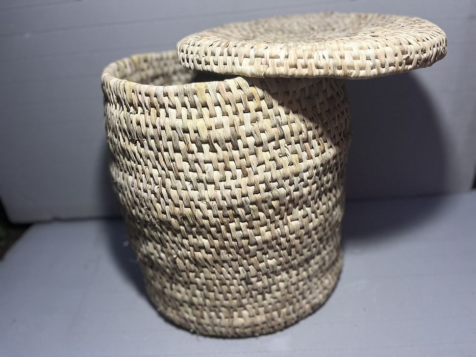 Корзина для білизни, ручної роботи. Виготовлена з талашу.