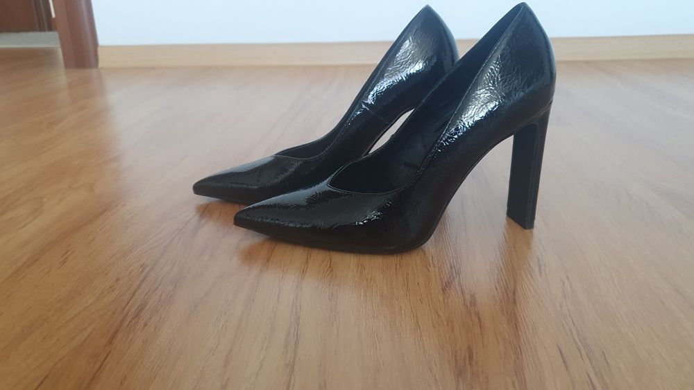 Czółenka bershka 37 wąskie.
