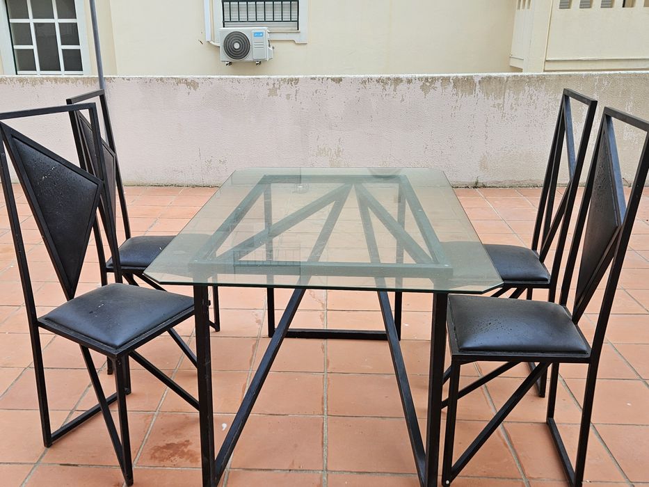 Mesa de vidro e cadeiras