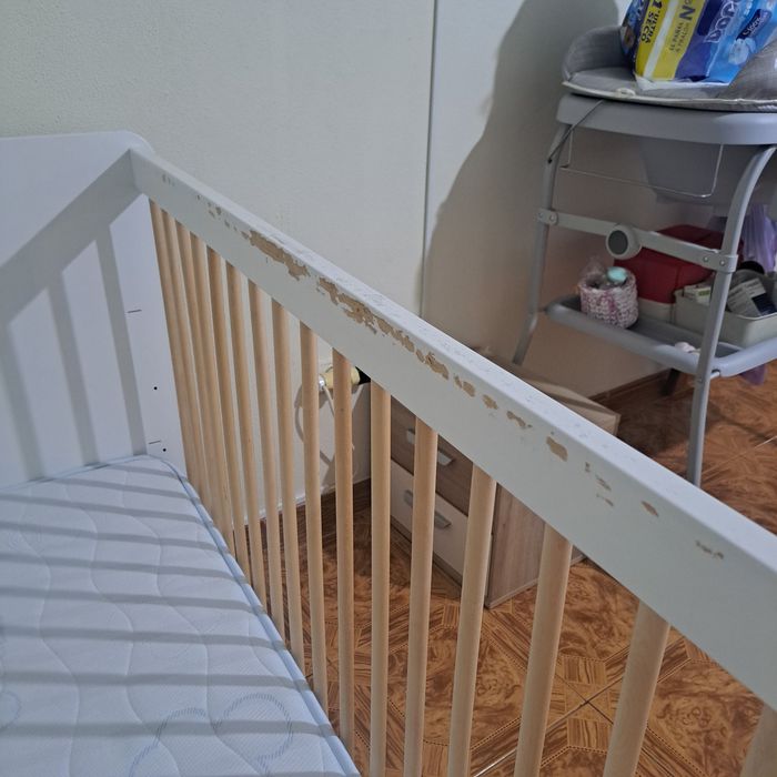 Berço de bebé + colchão e roupa de cama incluídos