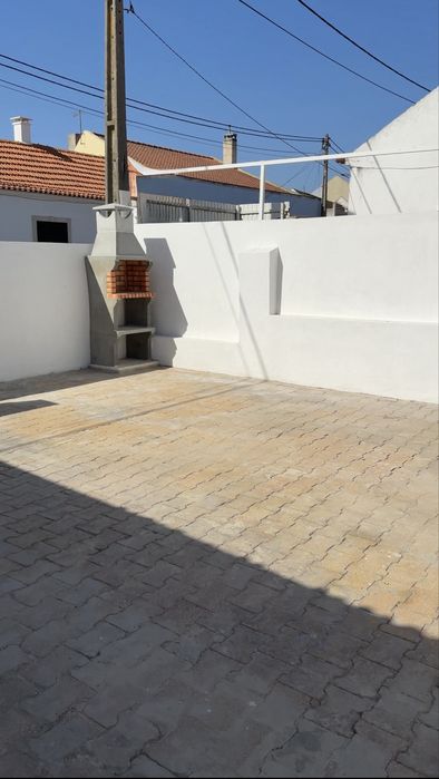 Moradia T3 Térrea Totalmente Remodelada com Quintal | Sarilhos Grandes – Montijo