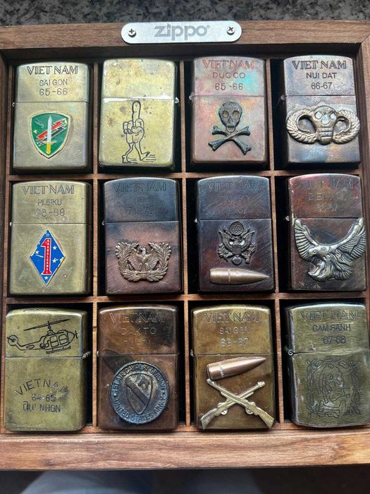 Colecção extraordinária de 12 Zippos originais e usados na Guerra do Vietnam, conservação 5*
