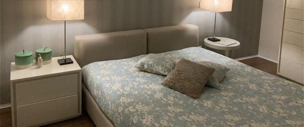 Cama com estrado e moveis de quarto