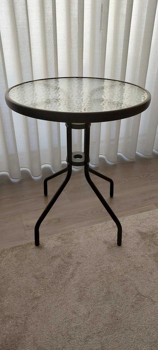 Mesa de jardim em bom estado