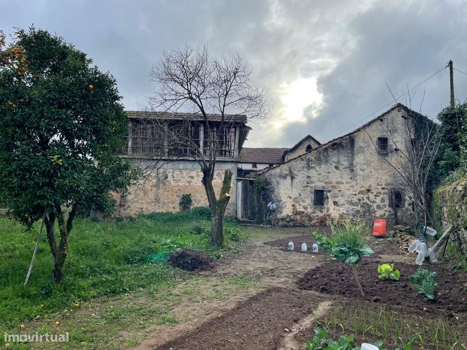 Moradia com terreno para restauro em Milheirós de Poiares