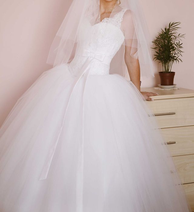 Розкішна весільна сукня