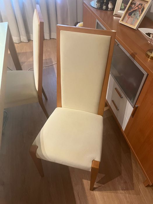 Mesa de jantar e cadeiras