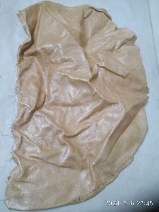 Кожа обрезки, большие и маленькие.