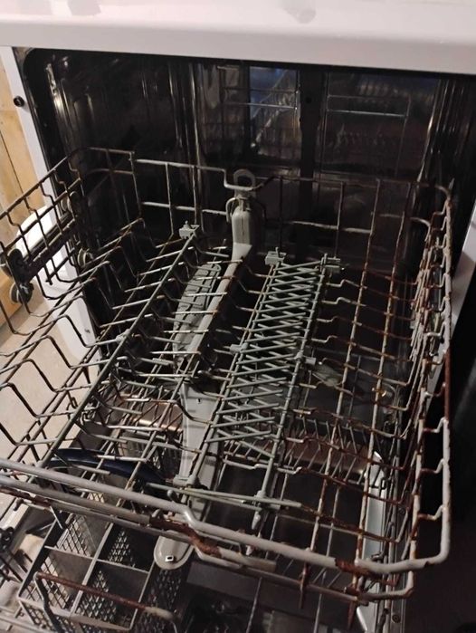 Máquina de lavar loiça com algumas marcas de uso
