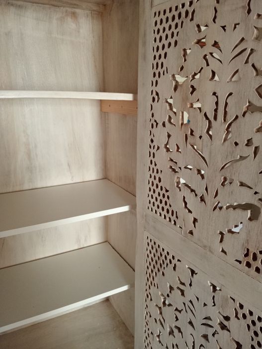 Armário com portas  com floral esculpido em madeira de nogueira