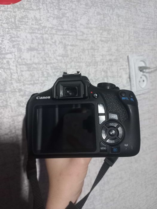 Фотопарат Canon 2000d