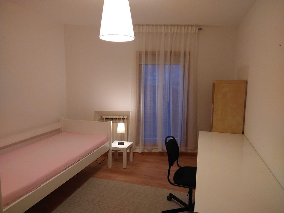Quarto com casa de banho privativa a estudantes centro de Aveiro