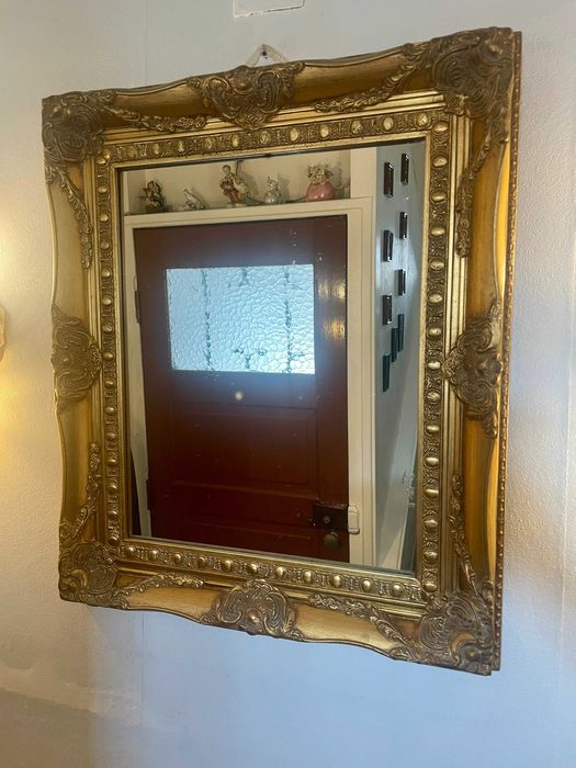 Espelho com Moldura Dourada