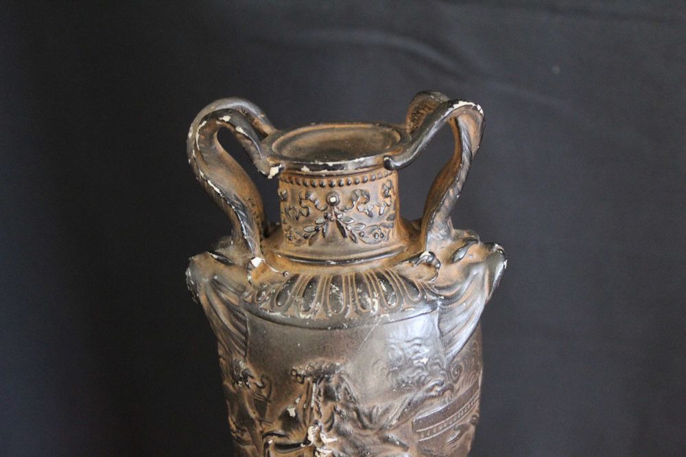 Ânfora vintage com duas pegas, decorada com cenas da Grécia Antiga