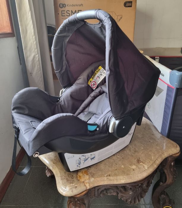 Carrinho de bebê mais cadeirinha confort.
