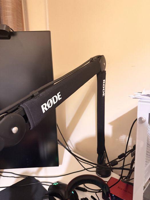 Shure sm7b , suporte microfone rode PSA1 , e interface de audio focusrite 3rd Gen.