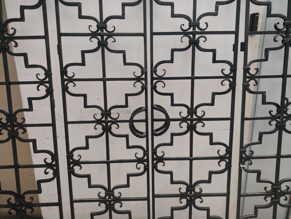 Дверь-решетка  металлическая с декоративным узором / 2000 *2470 мм./
