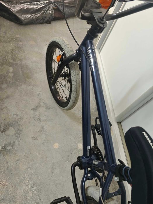 Bicicleta nova BMX . Para criança.
