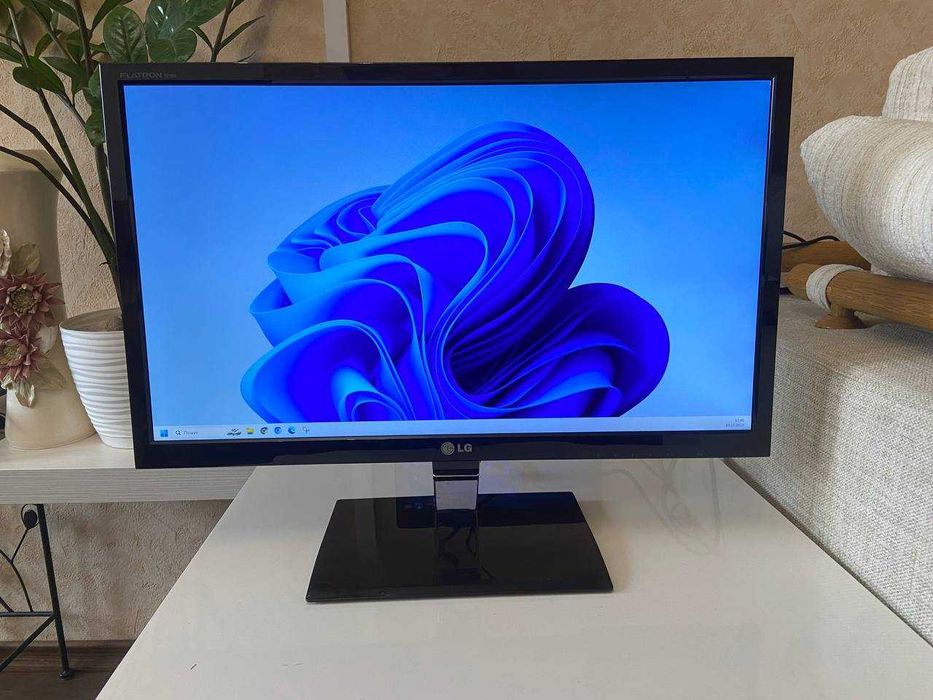 Монітор LG E2360V-PN 23" — стильний FullHD монітор у чудовому стані
