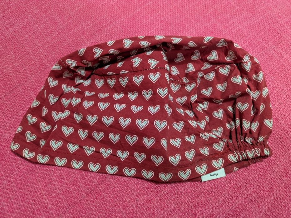 Touca cirúrgica com corações