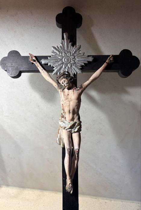 Antigo crucifixo em pau santo com Cristo esculpido em madeira e policromado