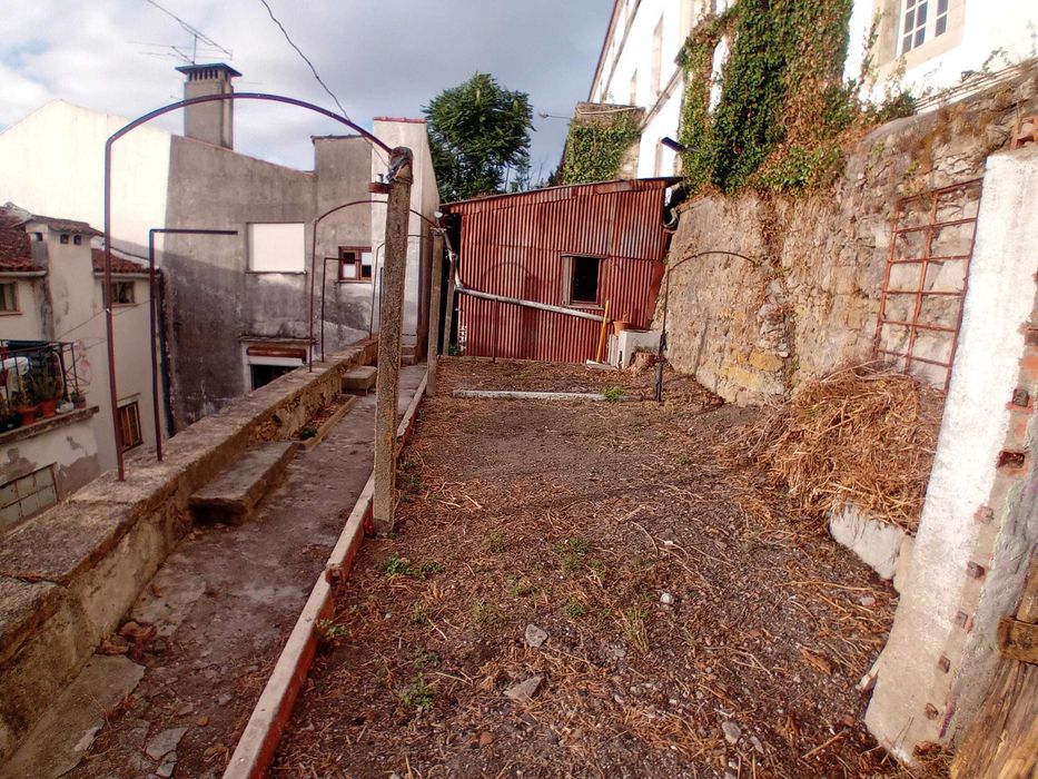 T2+1 com quintal, anexos e sótão junto á universidade de Coimbra