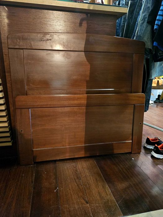 Cama de solteiro em madeira