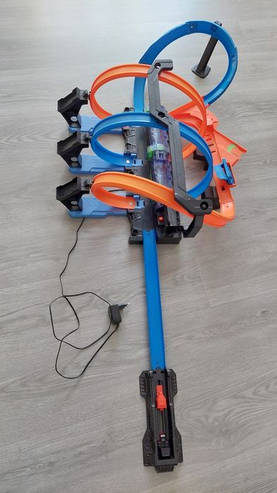 HotWheels corckscrew crash
Triple Looping