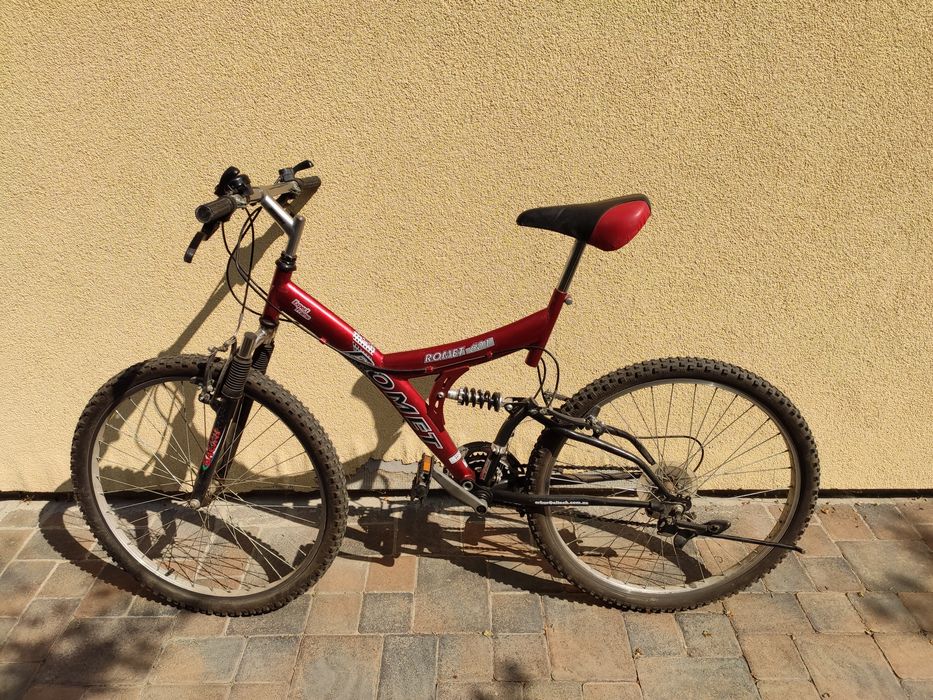 Велосипед червоно-чорний