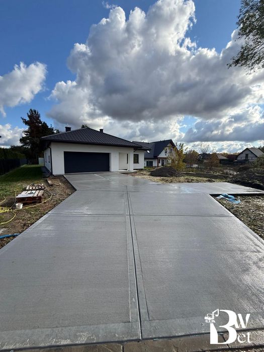 Wylewki betonowe (beton szczotkowany) - usługi brukarskie