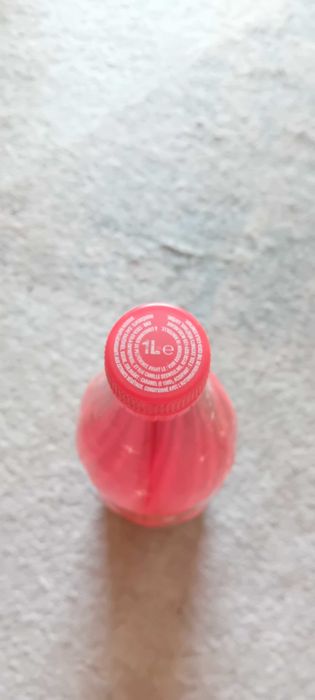 Sprzedam pustą butelkę po Coca-Coli.