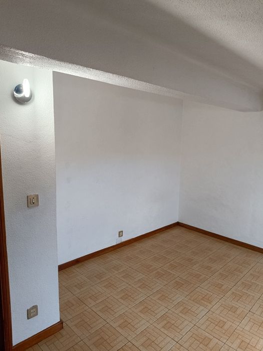 Arrenda se sótão t2