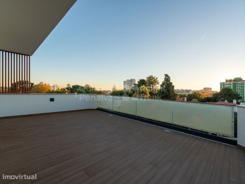 Apartamento T2 com terraço e estacionamento em Cascais