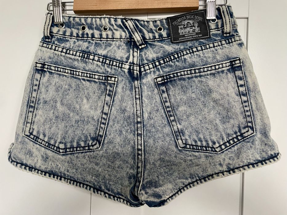 Jensowe szorty z przetarciami Pull&Bear