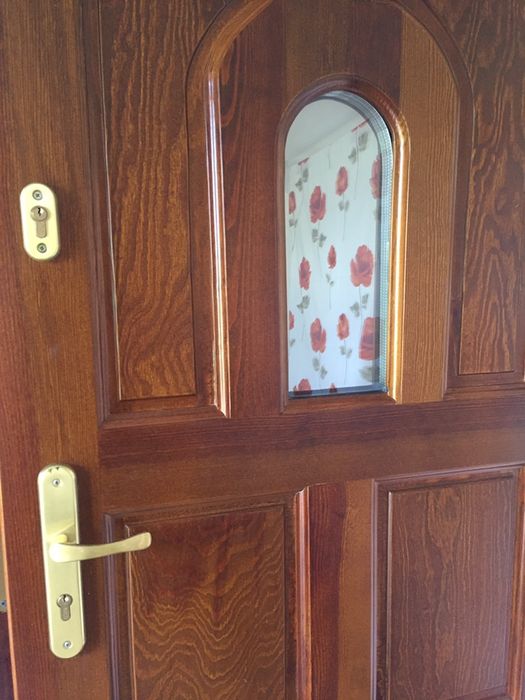 Nowe drewniane drzwi